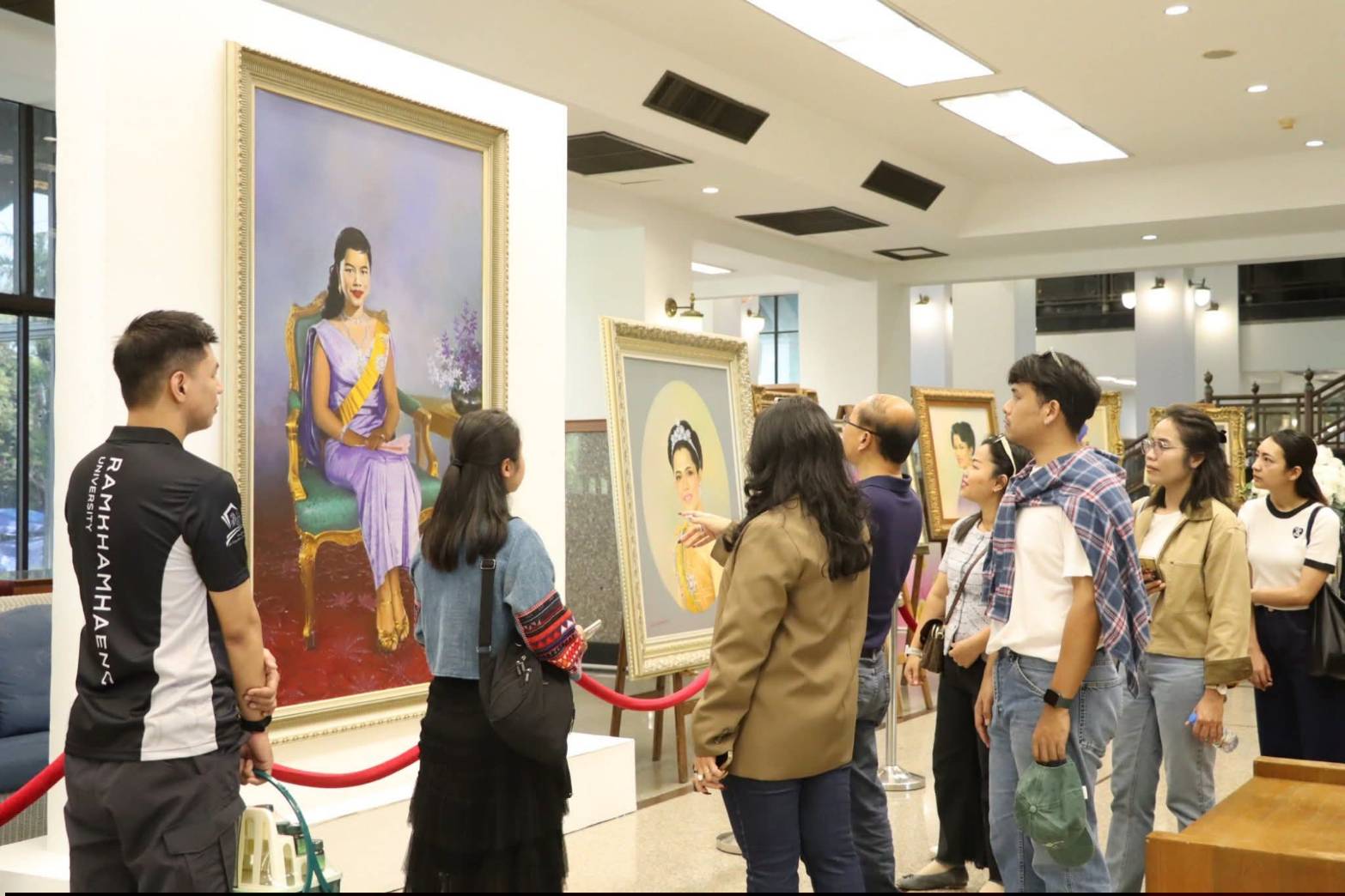 title - ผอ.ศพส. ให้การต้อนรับ คณะนักศึกษาโครงการรัฐประศาสนศาสตรมหาบัณฑิต รุ่นที่ 18 มหาวิทยาลัยรามคำแหง เข้าเยี่ยมชมแผนกฝึกอบรมทั้ง 12 แผนก และพื้นที่ภายในศูนย์ส่งเสริมและพัฒนาอาชีพเสริมนอกภาคการเกษตร